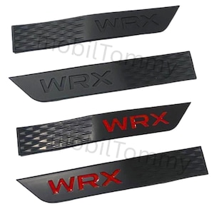 Könnte beinhalten: Vier schwarze Einstiegsleisten für Autotüren mit dem Wort "WRX" in weißer oder roter Schrift. Zwei Leisten haben ein strukturiertes Muster, die anderen sind glatt.