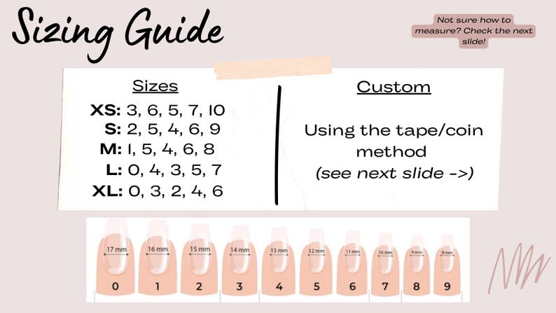 Puede incluir: Una gu&iacute;a de tallas para u&ntilde;as postizas con fondo rosa claro. El texto dice Sizing Guide, Sizes y Custom. Enumera XS, S, M, L y XL con n&uacute;meros correspondientes. Debajo, diez ilustraciones de u&ntilde;as muestran anchos de 8mm a 17mm.
