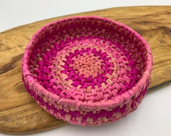 Raffia basket in pink shades
