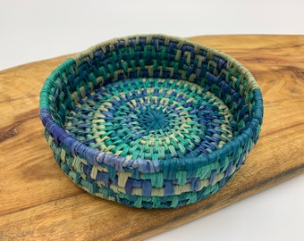 Raffia basket in shades of blue