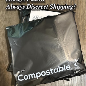 Pu&ograve; includere: Busta per la spedizione compostabile nera con il testo "Hi, I'm Compostable" e un logo con il testo "Home Compostable 7P01084".