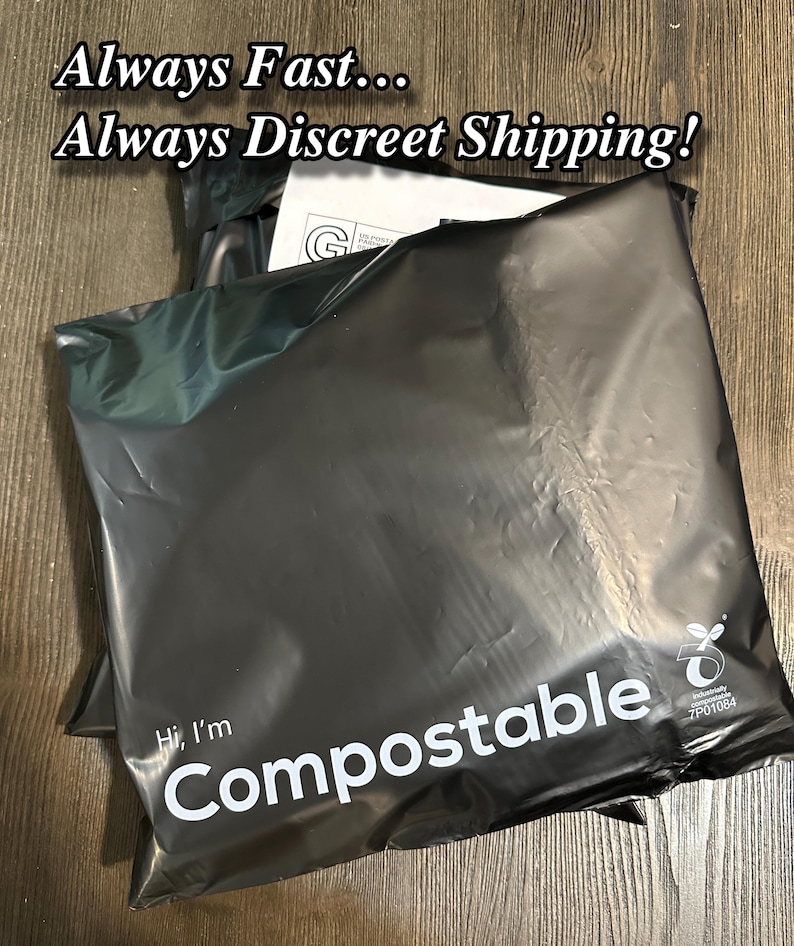 Pu&ograve; includere: Busta per la spedizione compostabile nera con il testo "Hi, I'm Compostable" e un logo con il testo "Home Compostable 7P01084".