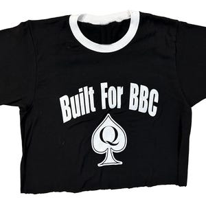 K&ouml;nnte beinhalten: Schwarzes Crop-Top mit wei&szlig;em Ringel und einem wei&szlig;en Aufdruck mit der Aufschrift "Built For BBC" und einem Pik-Damen-Symbol.