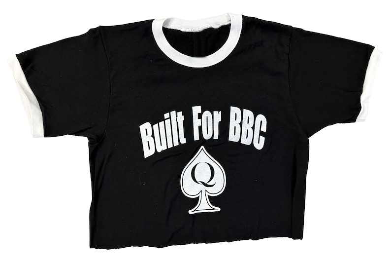K&ouml;nnte beinhalten: Schwarzes Crop-Top mit wei&szlig;em Ringel und einem wei&szlig;en Aufdruck mit der Aufschrift "Built For BBC" und einem Pik-Damen-Symbol.