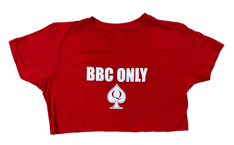Pu&ograve; includere: Top corto rosso con testo bianco che dice "BBC ONLY" e un simbolo bianco di regina di picche.