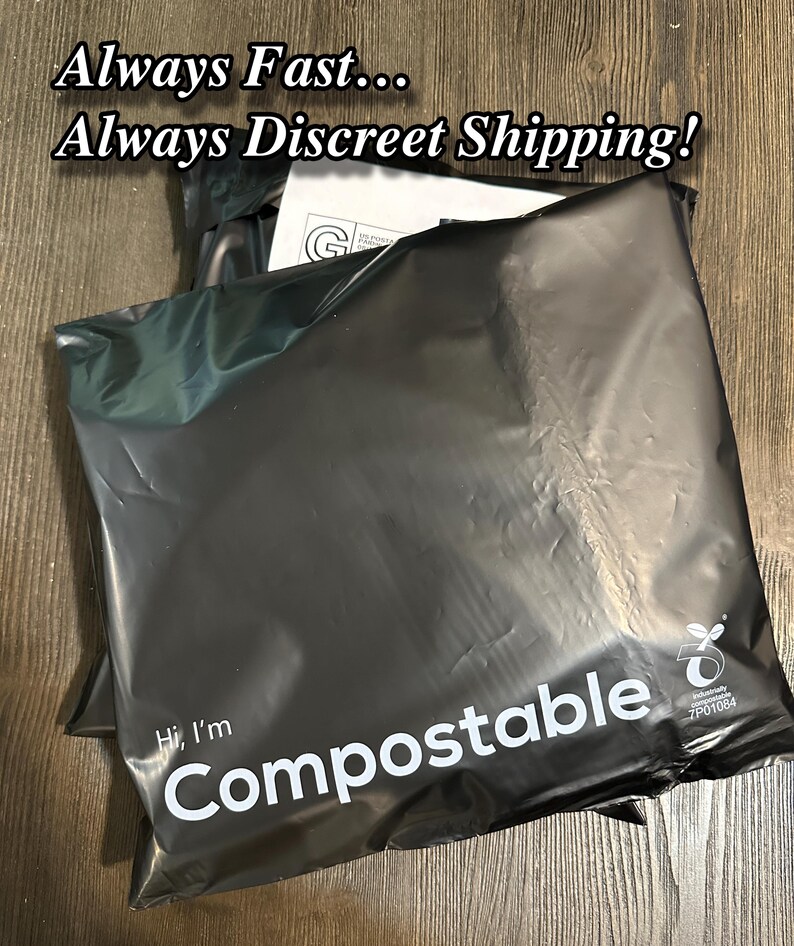 K&ouml;nnte beinhalten: Schwarzer kompostierbarer Versandbeutel mit dem Text "Hi, I'm Compostable" und einem Logo mit dem Text "Home Compostable 7P01084".