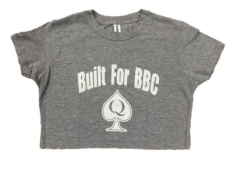 K&ouml;nnte beinhalten: Graues Crop-Top mit dem Text "Built For BBC" und einem wei&szlig;en Pik mit einem "Q" darin.
