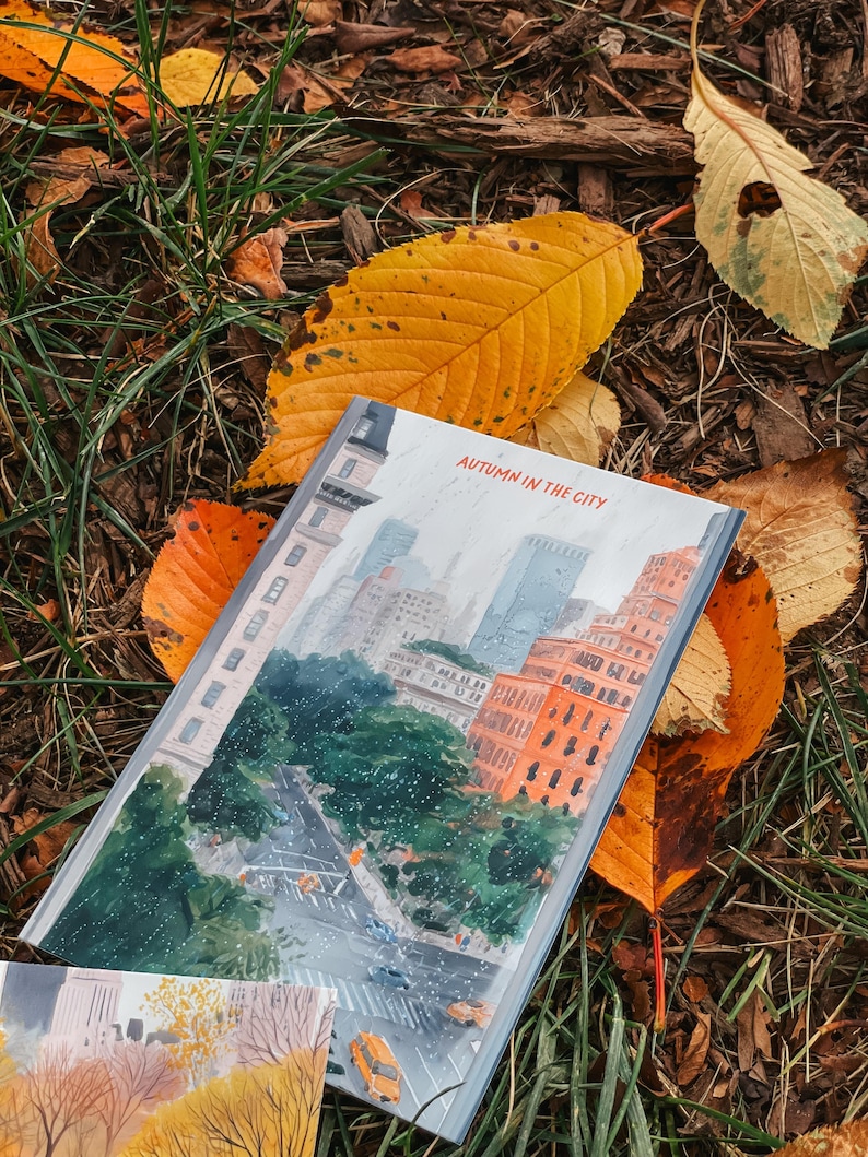 Set of 5 watercolor New York postcards capturing autumn in the city: Central Park fall foliage, Dumbo with Manhattan Bridge, Soho streetscape, Park Avenue rainy scene, and cozy NYC autumn vibes. Perfect for NYC souvenirs, travel gifts, stationery fans, or autumn lovers.