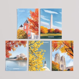 Könnte beinhalten: Set aus fünf Kunstdrucken mit Wahrzeichen von Washington D.C. im Herbst. Jeder Druck zeigt ein anderes ikonisches Gebäude oder Denkmal, umrahmt von farbenfrohem Herbstlaub vor blauem Himmel. Die Worte "Washington DC" sind am unteren Rand jedes Drucks aufgedruckt.