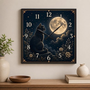 Könnte beinhalten: Quadratische Wanduhr mit einer schwarzen Katze vor Vollmond und Sternenhimmel. Das Zifferblatt hat einen dunkelblauen Hintergrund mit goldenen Akzenten und einem schwarzen Rahmen. Die Zeiger der Uhr sind schwarz.