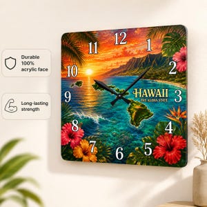 Op de afbeelding: Een vierkante wandklok met een levendig Hawaïaans zonsonderganglandschap met palmbomen, hibiscusbloemen en de tekst HAWAII THE ALOHA STATE. De wijzerplaat toont zwarte wijzers tegen een kleurrijke achtergrond van de oceaan en bergen.
