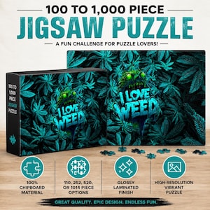 Op de afbeelding: Een legpuzzel met een donkergroen cannabisbladpatroon en een centrale afbeelding van een groenogig wezen met de tekst I LOVE WEED. De doos en de puzzel worden getoond met iconen die wijzen op 100% spaanplaat, verschillende aantallen stukjes, een glanzende afwerking en een hoge resolutie print.