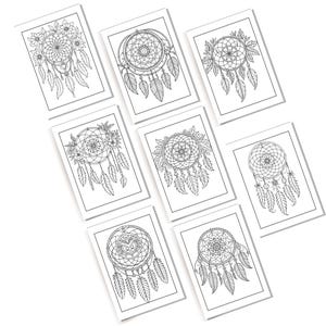 以下が含まれることがあります： ドリームキャッチャーの白黒線画イラストが描かれた8枚の長方形の塗り絵ページ。各デザインには、円形のウェブ、ぶら下がった羽、花や葉などのさまざまな装飾要素が描かれています。