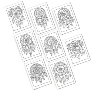 以下が含まれることがあります： ドリームキャッチャーの白黒線画イラストが描かれた8枚の長方形の塗り絵ページ。各デザインには円形のウェブ、ぶら下がった羽、ビーズが描かれており、1枚のページにはフープの周りに花のアクセントが組み込まれています。