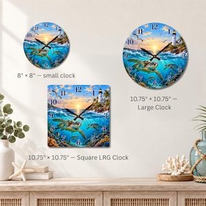 Könnte beinhalten: Drei Wanduhren mit einem Meeresmotiv aus Meeresschildkröten und Leuchtturm. Eine kleine runde Uhr mit 20,32 cm x 20,32 cm, eine große runde Uhr mit 27,3 cm x 27,3 cm und eine große quadratische Uhr mit 27,3 cm x 27,3 cm mit schwarzen Zeigern.