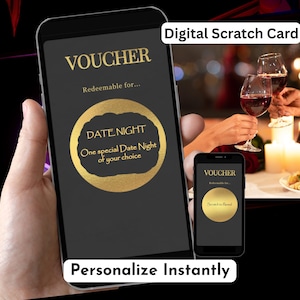 Peut inclure: Un smartphone affiche une carte à gratter numérique avec du texte doré indiquant "VOUCHER" et "DATE NIGHT". Le fond est noir, avec les mots "Digital Scratch Card" et "Personalize Instantly" en blanc. L'image montre une scène de rendez-vous.