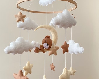 Baby Mobile aus Filz mit schlafendem Bären in neutralen Farben mit Mond, Sterne, Wolken,handgemacht,Geschenk zur Geburt,Babyparty.