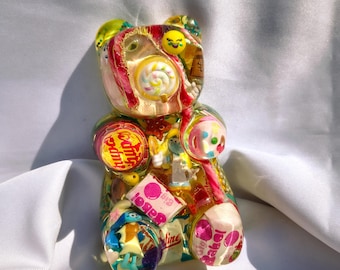 Urso de pelúcia em resina no estilo Pop Art - Escultura artesanal "Explosão de Doces" - Decoração moderna e colorida - Ideia de presente exclusiva - Decoração de urso de pelúcia