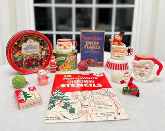 Puede incluir: Una colección de artículos navideños vintage que incluye una lata redonda Falcon Crest, una taza de Santa Claus, una caja de copos de nieve de mica, una taza de Santa con figura, una taza de Santa, un folleto de 10 plantillas navideñas y adornos.