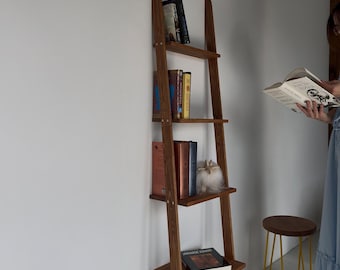 Libreria in legno, libreria rustica a scala, libreria in pino fatta a mano, arredamento in stile fattoria, regalo di Natale per gli amanti dei libri