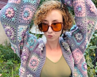 Cardigan all'uncinetto con motivo floreale Grandma Square: giacca maglione boho pastello