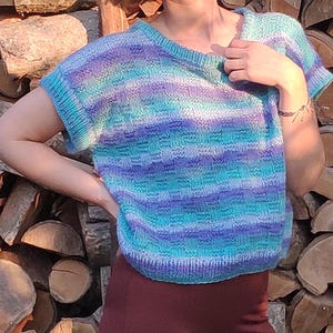 Casual losvallende damesgebreide kleding: handgemaakte gebreide blouse met korte mouwen