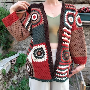 Cárdigan de ganchillo con cuadrados de abuela en colores navideños: abrigo afgano de patchwork colorido