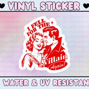 K&ouml;nnte beinhalten: Ein roter und wei&szlig;er Vinyl-Aufkleber mit einem Cartoon-Paar. Die Frau hat blonde Haare und tr&auml;gt ein rotes Kleid. Der Mann hat braune Haare und tr&auml;gt eine rote Jacke. Der Text auf dem Aufkleber lautet "I Fell For The Villain Again!"