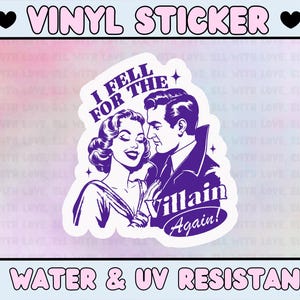 K&ouml;nnte beinhalten: Ein wei&szlig;er Vinyl-Aufkleber mit einem violetten Design, das eine Frau und einen Mann zeigt. Der Text lautet "I Fell For The Villain Again!"