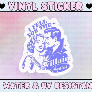 K&ouml;nnte beinhalten: Ein violetter und wei&szlig;er Vinyl-Aufkleber mit einem Cartoon-Paar. Die Frau hat langes blondes Haar und tr&auml;gt ein Kleid. Der Mann hat dunkles Haar und tr&auml;gt eine Jacke. Der Text auf dem Aufkleber lautet "I Fell For The Villain Again!"
