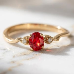Anello vintage con rubino Anello nuziale ovale con rubino Anello di fidanzamento con grappolo di rubini rossi Anello delicato con rubino e fascia in oro Anello antico con rubino Anello con pietra portafortuna di luglio