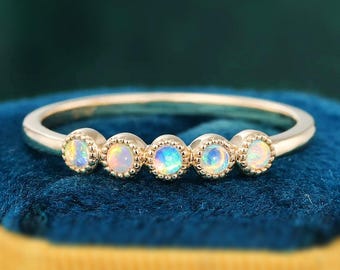 Anillo de ópalo delicado: anillo apilable Aurora de plata esterlina