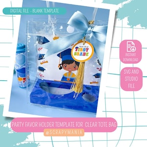 Könnte beinhalten: Eine transparente Party-Geschenktütenvorlage mit blauem Band und einem Anhänger mit der Aufschrift "Next Stop First Grade". Die Tasche hat ein Design zum Thema Abschluss und den Text "DIGITAL FILE - BLANK TEMPLATE".
