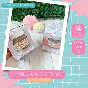 Peut inclure: Deux mini pots de Nutella dans des boîtes décoratives. Les boîtes sont à carreaux pastel avec des poignées. Les pots ont des étiquettes Nutella avec des cœurs. Le texte sur l'image comprend "Digital File - Blank Template" et "Mini Nutella Jar Favor Box Template".