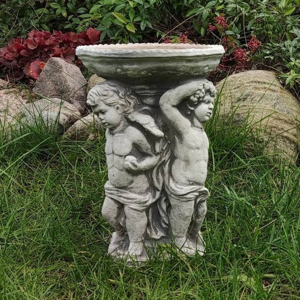 Statue en pierre de trois chérubins, anges en béton, bol à boire extérieur, table en pierre avec enfants anges, buveur d’oiseaux, sculpture de garçons, art d’arrière-cour