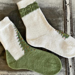 Damensocken in zwei Größen, Wollsocken, Stricksocken mit Intarsienmuster, gestrickte Strümpfe, dühne Socken, weiß, grün, Tanne, Weihnachten