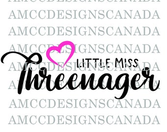 Könnte beinhalten: Ein schwarz-weißes Grafikdesign mit dem Text "Little Miss Three-nager" und einem rosa Herzen.