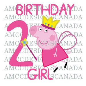 以下が含まれることがあります： ピンクと白の誕生日デザイン。王冠と妖精の羽根をつけた漫画の豚が、魔法の杖を持っています。数字の2はピンクで、「Birthday Girl」という文字はピンクと白です。