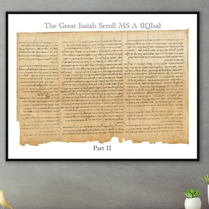 Puede incluir: Una impresión enmarcada de un antiguo rollo con texto hebreo. El rollo se titula "The Great Isaiah Scroll MS A B Qlsad" y está etiquetado como "Part II". La impresión está colgada en una pared gris sobre un armario verde con detalles dorados.