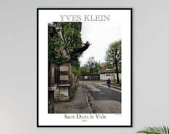 Pode incluir: Um pôster preto e branco com uma fotografia de uma pessoa saltando de um prédio. O pôster tem o título "Yves Klein" e o texto "Saut Dans le Vide" em francês.