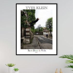Ungerahmt, Yves Klein Farbfotokunstdruck, surrealistisches schwarzweißes Straßenfoto, Vintage Kunstfotografie, Fotografiekunstdruck