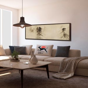 K&ouml;nnte beinhalten: Ein Wohnzimmer mit einem beigefarbenen Ecksofa, einem Marmor-Couchtisch und einem gerahmten Kunstwerk, das eine minimalistische Landschaft darstellt. Ein dekoratives Kissen mit einer schwarzen Hunde-Grafik befindet sich auf dem Sofa. Eine braune Pendelleuchte h&auml;ngt &uuml;ber dem Couchtisch.