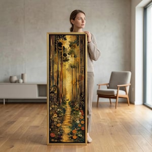 Könnte beinhalten: Ein gerahmter vertikaler Kunstdruck mit einer Waldszene mit einem Weg, der zu einem Hirsch führt. Das Kunstwerk hat eine Gold- und Gelbpalette mit Akzenten in Grün, Braun und Orange. Der Rahmen ist goldfarben.