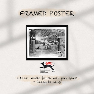 Op de afbeelding: Ingelijste poster in een zwarte lijst. De zwart-wit afbeelding toont een wetenschappelijk experiment met elektrische ontladingen. De tekst "FRAMED POSTER" staat boven het frame. De poster heeft een schone matte afwerking met plexiglas en is klaar om op te hangen.