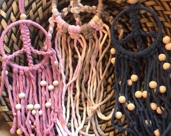 Breloque voiture en macramé signe de la paix