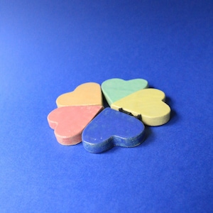 Parte inferiore in ceramica colorata a cuore piatto