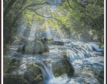 Könnte beinhalten: Eine sonnige Waldszene mit einem reißenden Bach, der über moosbewachsenen Felsen fließt. Das Wasser ist klar und blau, und das Sonnenlicht erzeugt einen glitzernden Effekt auf der Oberfläche.