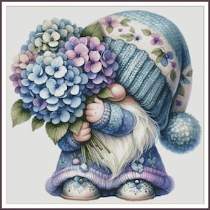 Op de afbeelding: Een blauwe gnome met een blauwe en witte gebreide muts met bloemenaccenten houdt een boeket blauwe, paarse en witte hortensia's vast.