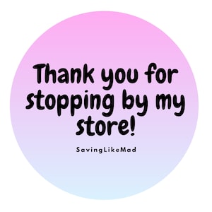 Pu&ograve; includere: Un cerchio con sfumatura rosa e blu con il testo "Thank you for stopping by my store!" e il testo "SavingLikeMad" sotto.