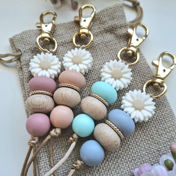 White Daisy Beaded Keyring: Handmade Silicone Keychain Accessories. Floral gift